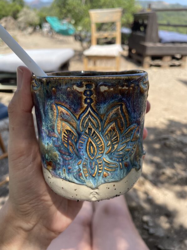Tasse getöpfert blau Keramik handgemacht Yoga Lotus Meditation Kakaozeremonie Töpferei regional nachhaltig Tassen getöpfert