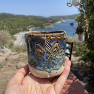 Tasse getöpfert blau Keramik handgemacht Yoga Lotus Meditation Kakaozeremonie Töpferei regional nachhaltig Tassen getöpfert