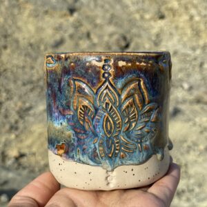Tasse getöpfert blau Keramik handgemacht Yoga Lotus Meditation Kakaozeremonie Töpferei regional nachhaltig