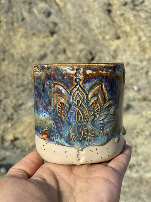 Tasse getöpfert blau Keramik handgemacht Yoga Lotus Meditation Kakaozeremonie Töpferei regional nachhaltig