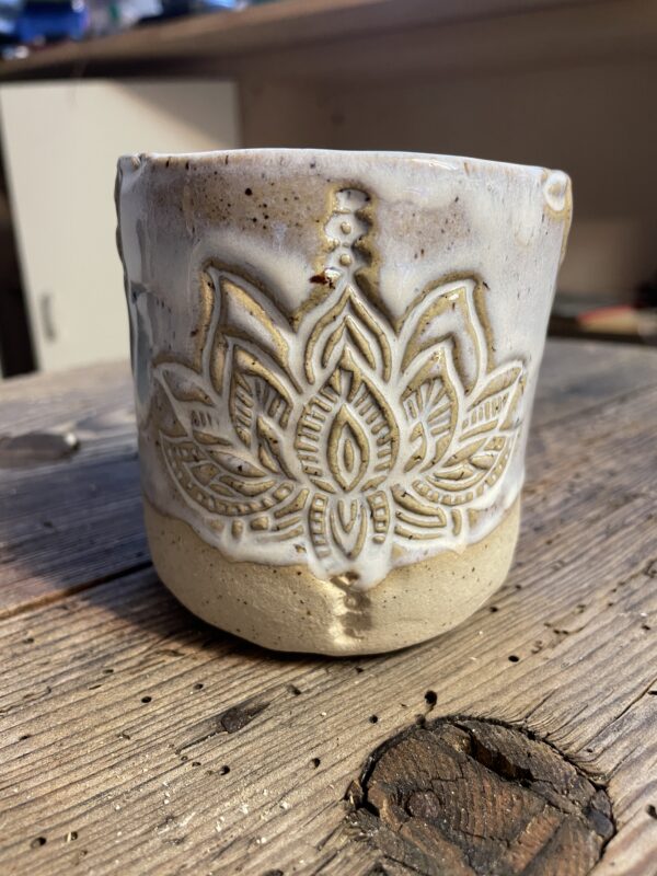 Tasse getöpfert Keramik handgemacht Kakaozeremonie Töpferei regional small business weiß boho landhaus Lotus Yoga Meditation