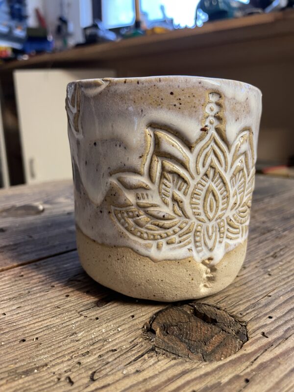 Tasse getöpfert Keramik handgemacht Kakaozeremonie Töpferei regional small business weiß boho landhaus Lotus Yoga Meditation