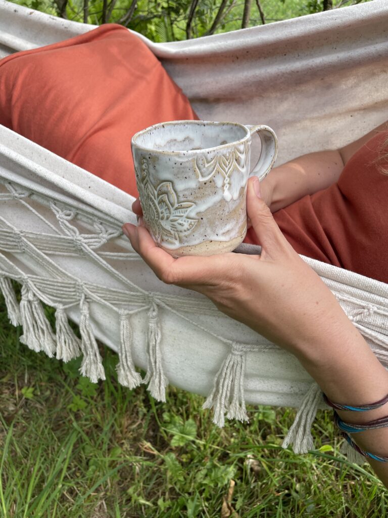 Massenware aus Fernost Keramik Tasse handgemacht Lotus weiss