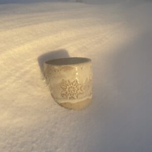 Tasse mit Schneeflocken handgemach getöpfert Keramik Winter