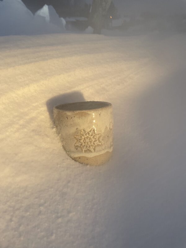 Tasse mit Schneeflocken handgemach getöpfert Keramik Winter