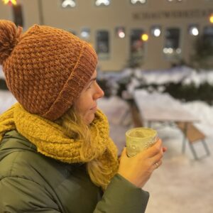 Tasse mit Schneeflocken handgemach getöpfert Keramik Winter