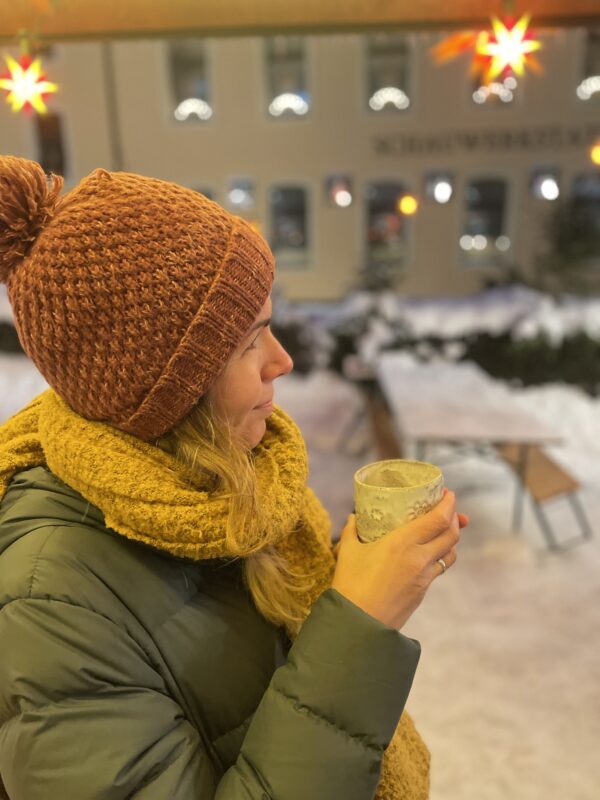 Tasse mit Schneeflocken handgemach getöpfert Keramik Winter