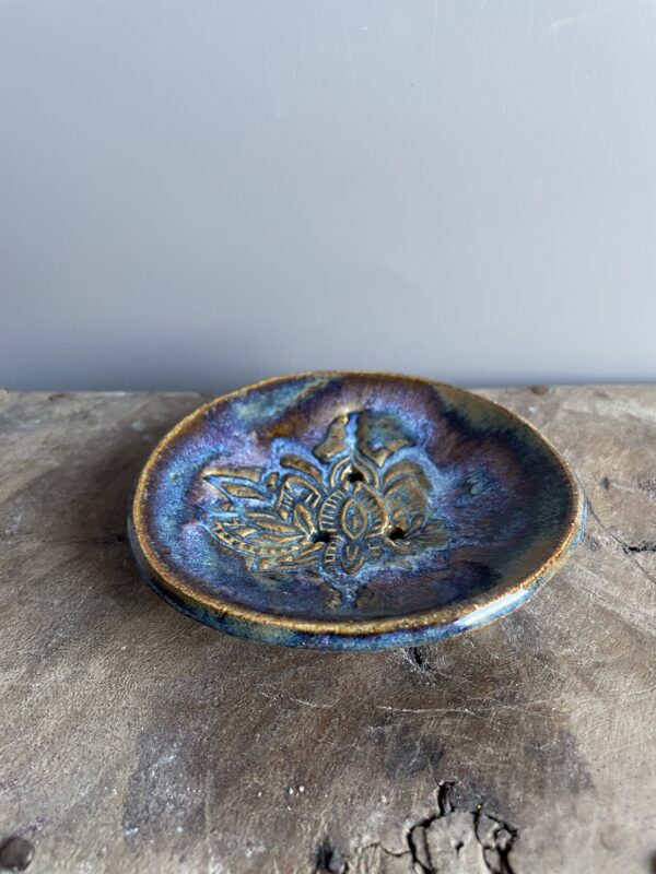 seifenschale mit ablauf keramik handgemacht getöpfert blau Lotus Design boho vintage